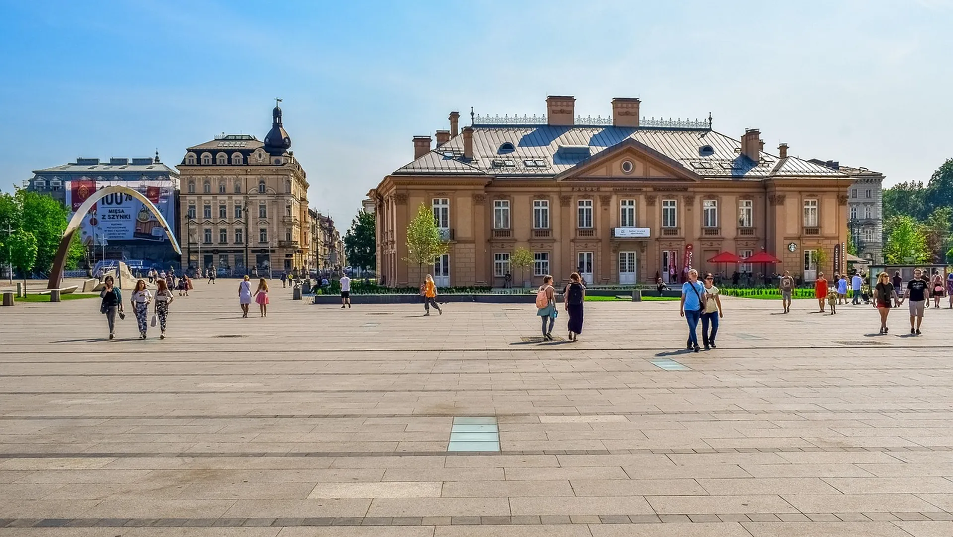 How many days in krakow — Krakow Main Square packed with tour groups at midday, Cloth Hall in background