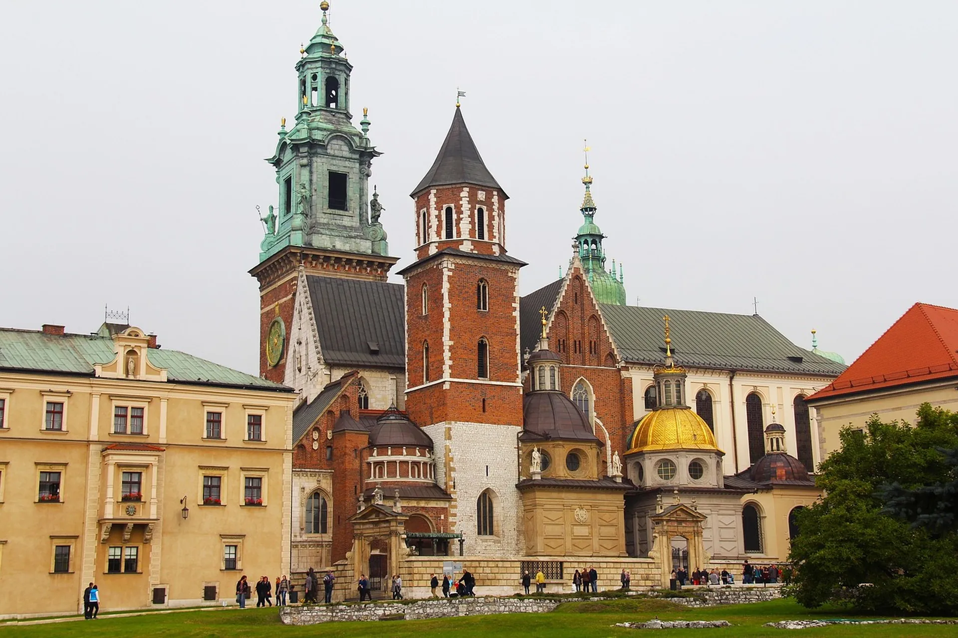 Spring and autumn — Cherry blossoms in bloom along Planty Park, Krakow Old Town, spring
