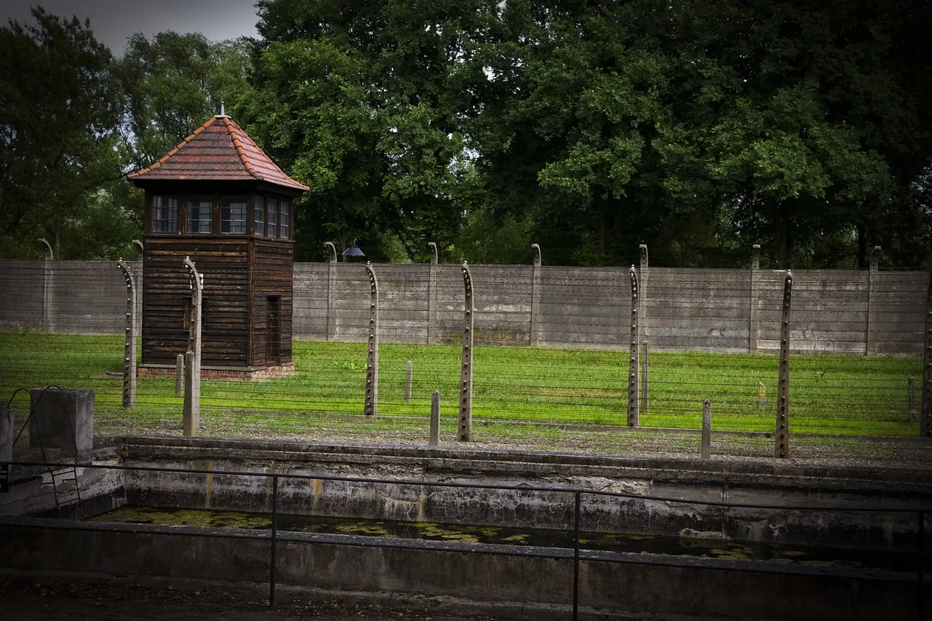 Visiting auschwitz in winter — Low winter sun behind a guard tower silhouette, Auschwitz