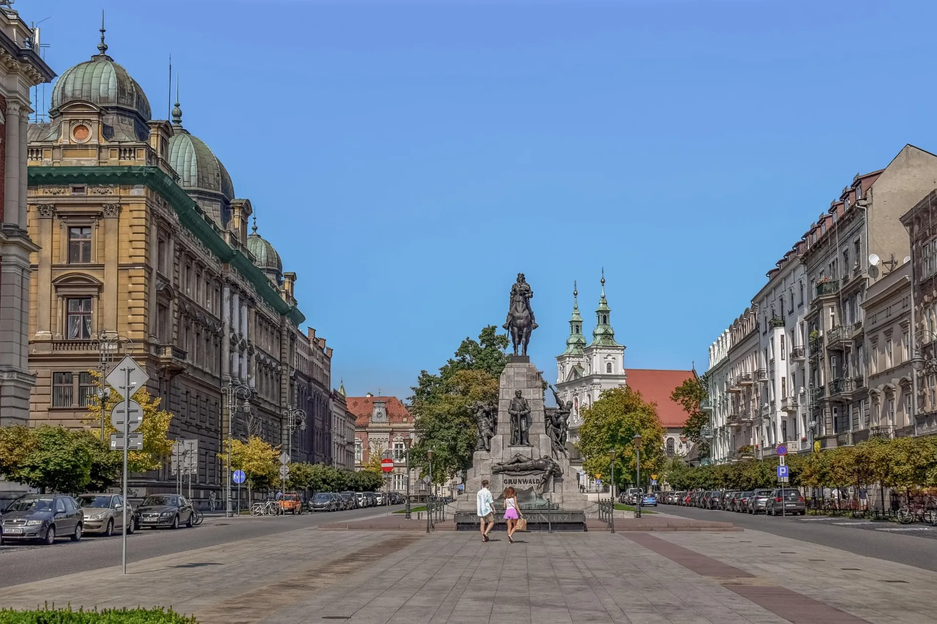 How to visit jewish krakow respectfully — Kazimierz courtyard in autumn leaves