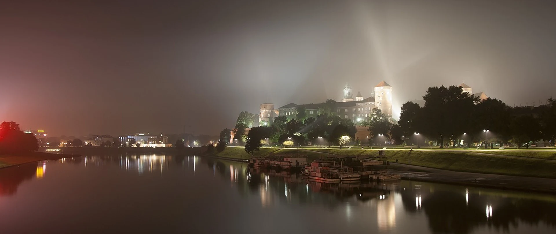 Wawel castle opening hours — Wawel Castle courtyard, empty, early morning