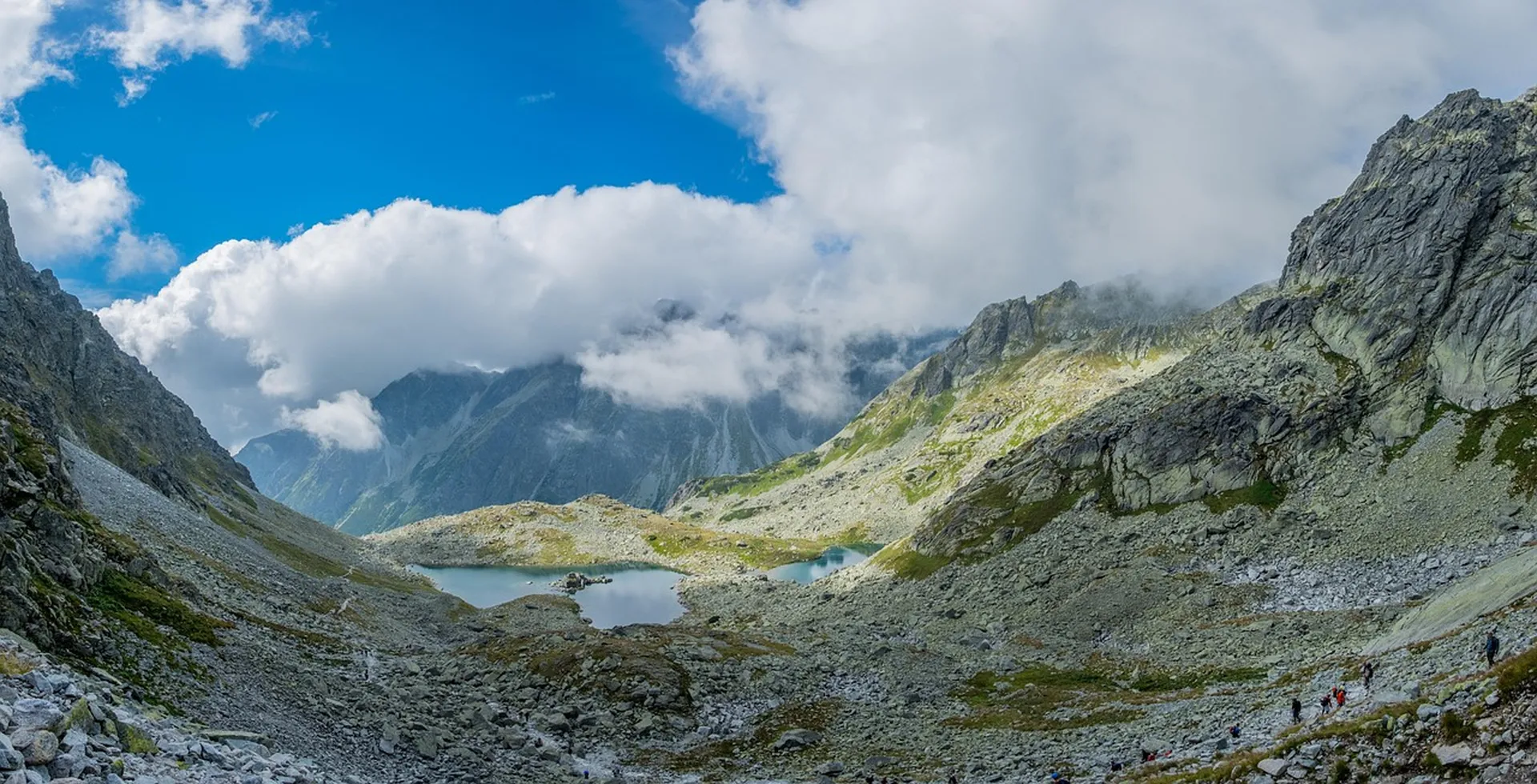 Zakopane and tatra mountains tour — Empty mountain ridge trail in the Tatras, daylight