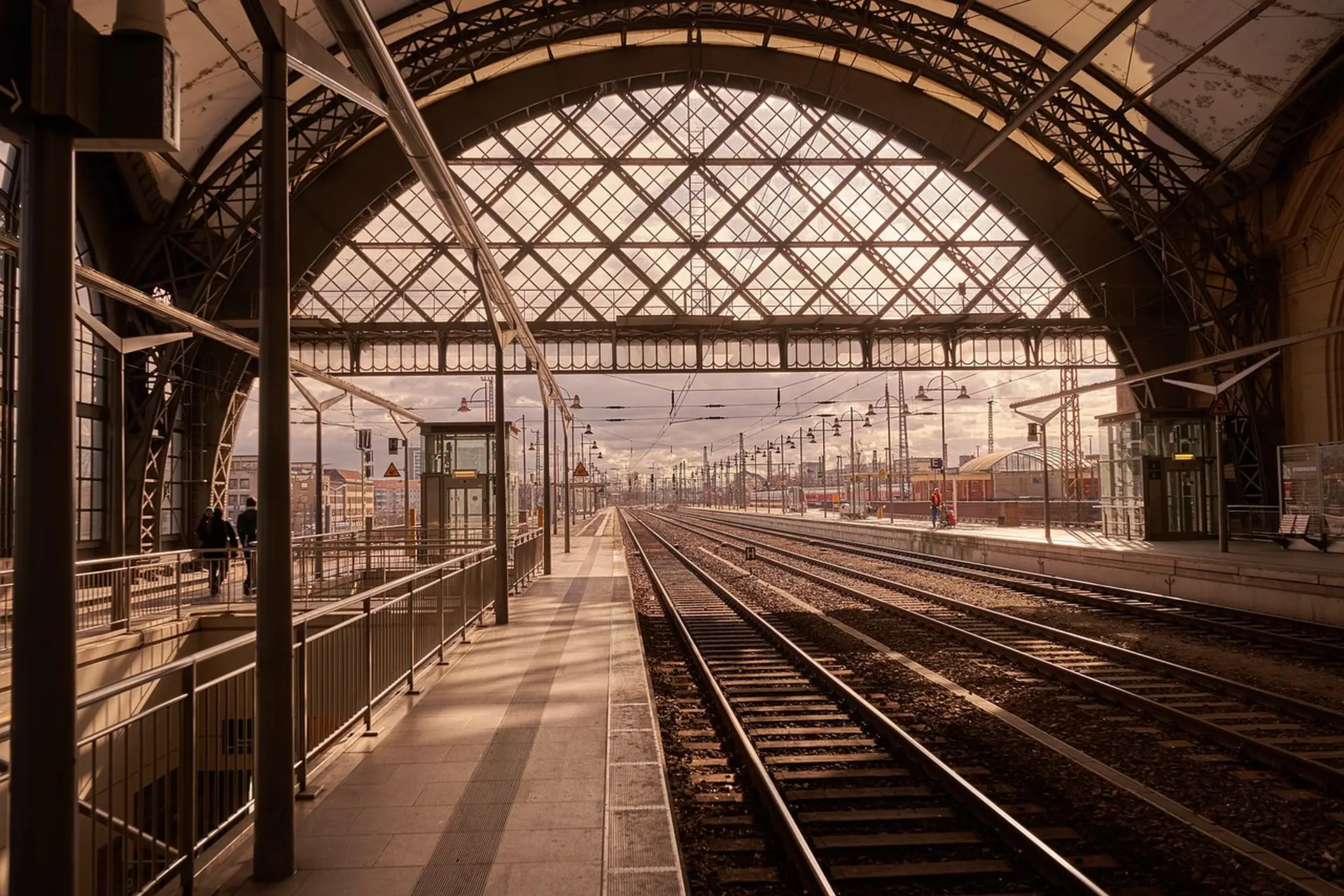 Krakow airport to city centre — Airport shuttle transfer platform, Kraków Balice