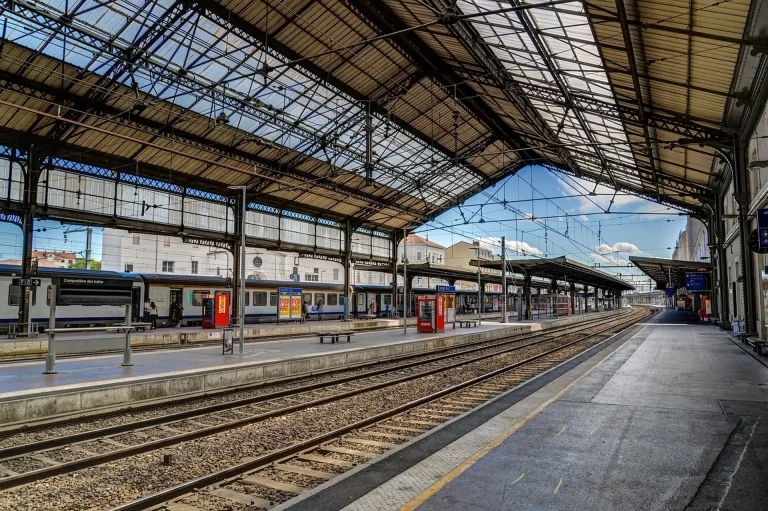 Train platform, intercity train, regional connections