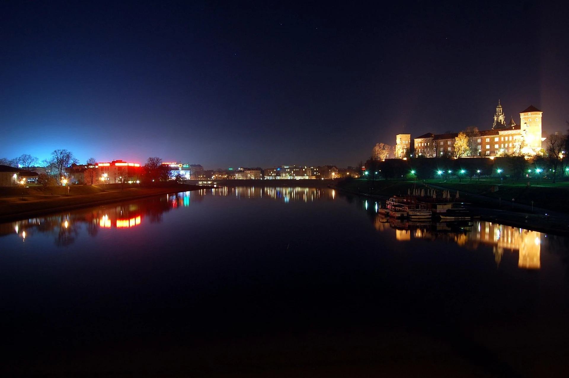 Krakow horse carriage — Riverbank walkway along the Vistula, dusk, empty